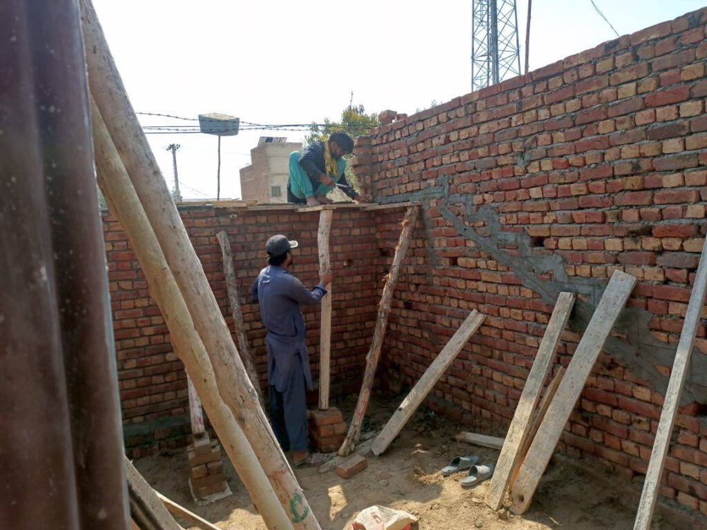 Das Bild zeigt zwei Bauarbeiter, die mit dem Bau der Treppe beginnen.