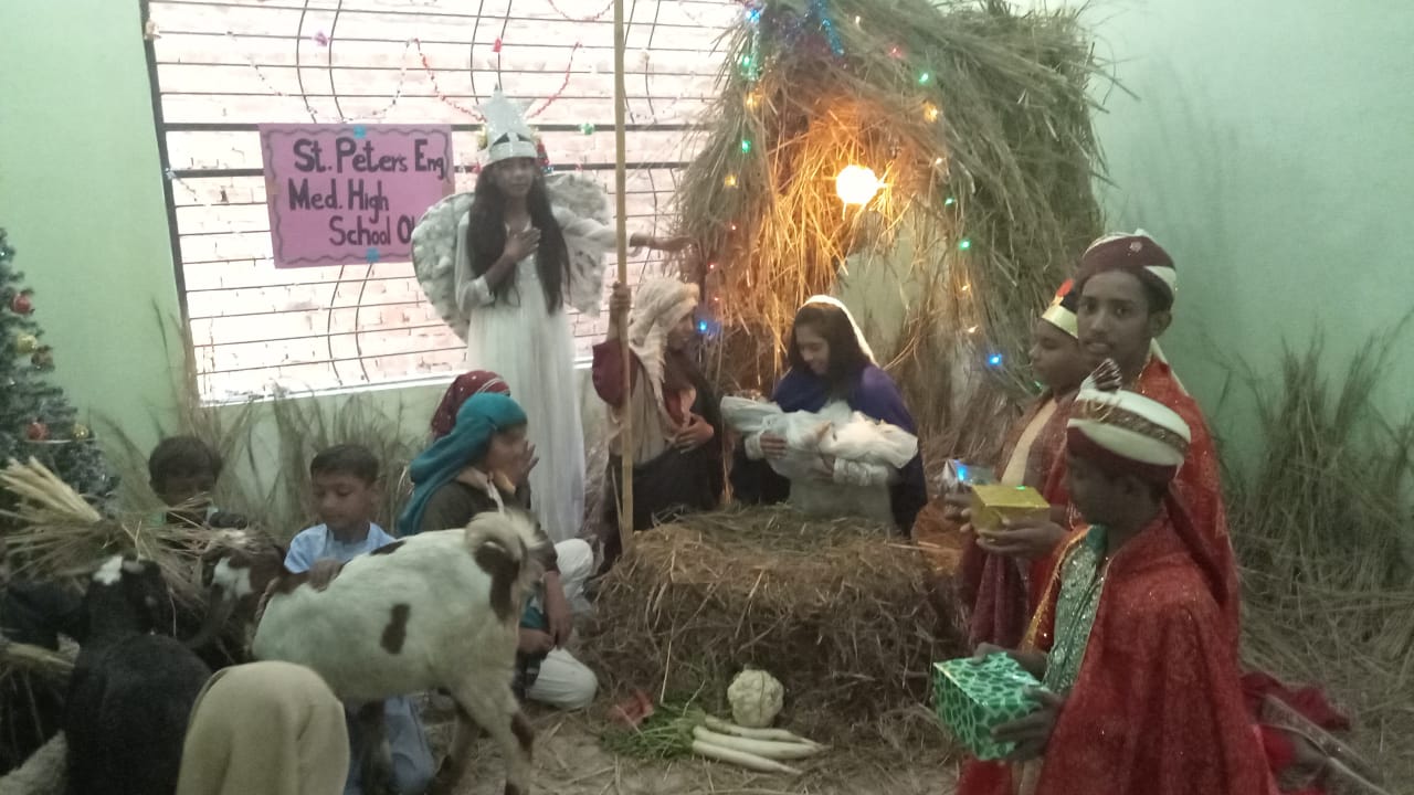 Krippenspiel mit Jesus, Maria und Josef, Engeln, Hirten, Ziegen und den 3 Königen