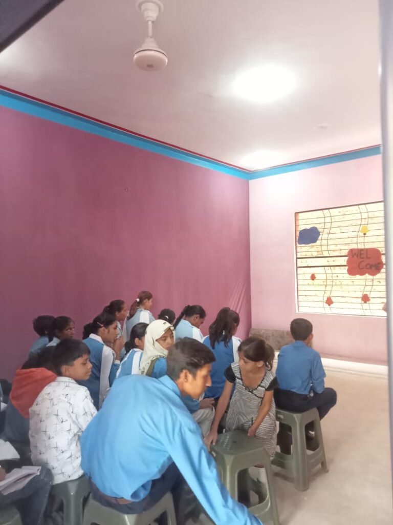 Gruppe von Schülerinnen und Schülern in einem neuen Klassenzimmer.