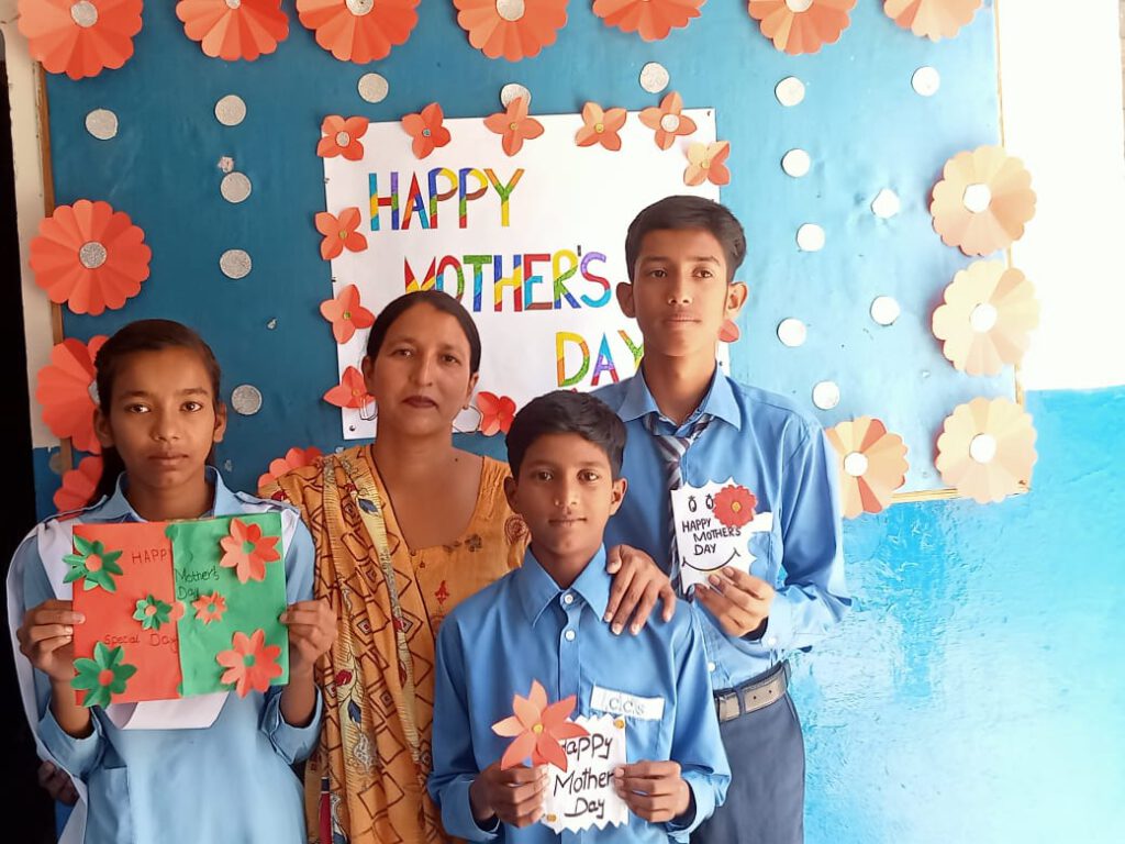 Students with Happy Mother Day cards